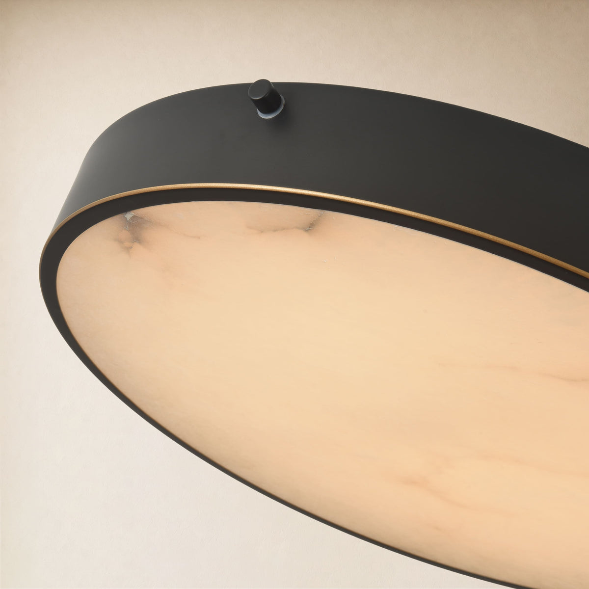 Plafón LED efecto alabastro Calcira – detalle del aro negro y el difusor veteado