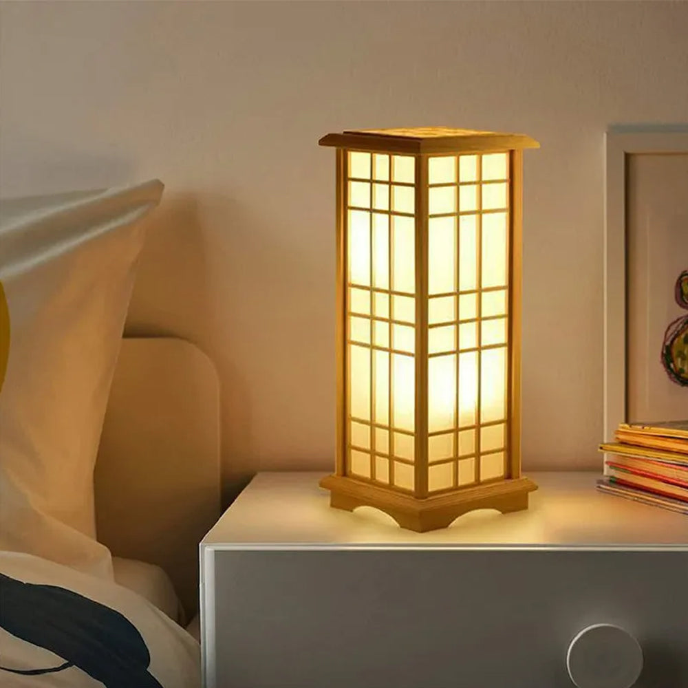 Lámpara de mesa farol japonés Lotami en un dormitorio de estilo japandi – imagen 4
