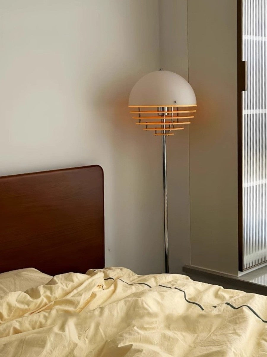 Lámpara de pie Bauhaus Tuneva – en un dormitorio