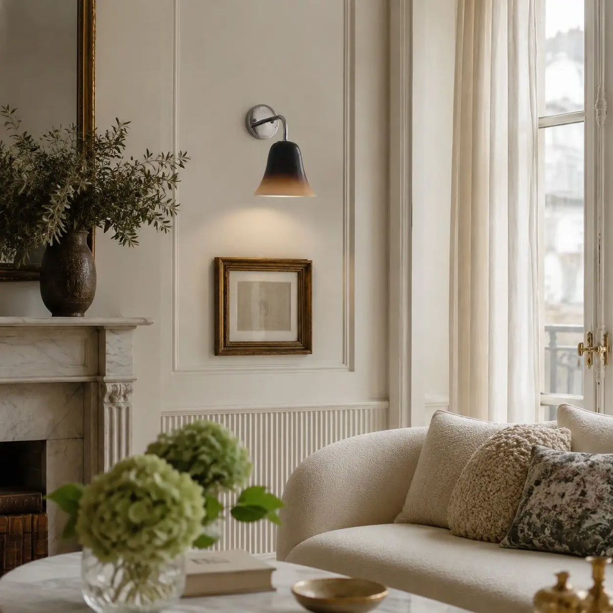 Aplique de pared vintage de cristal Ourela – tono latte en un salón clásico