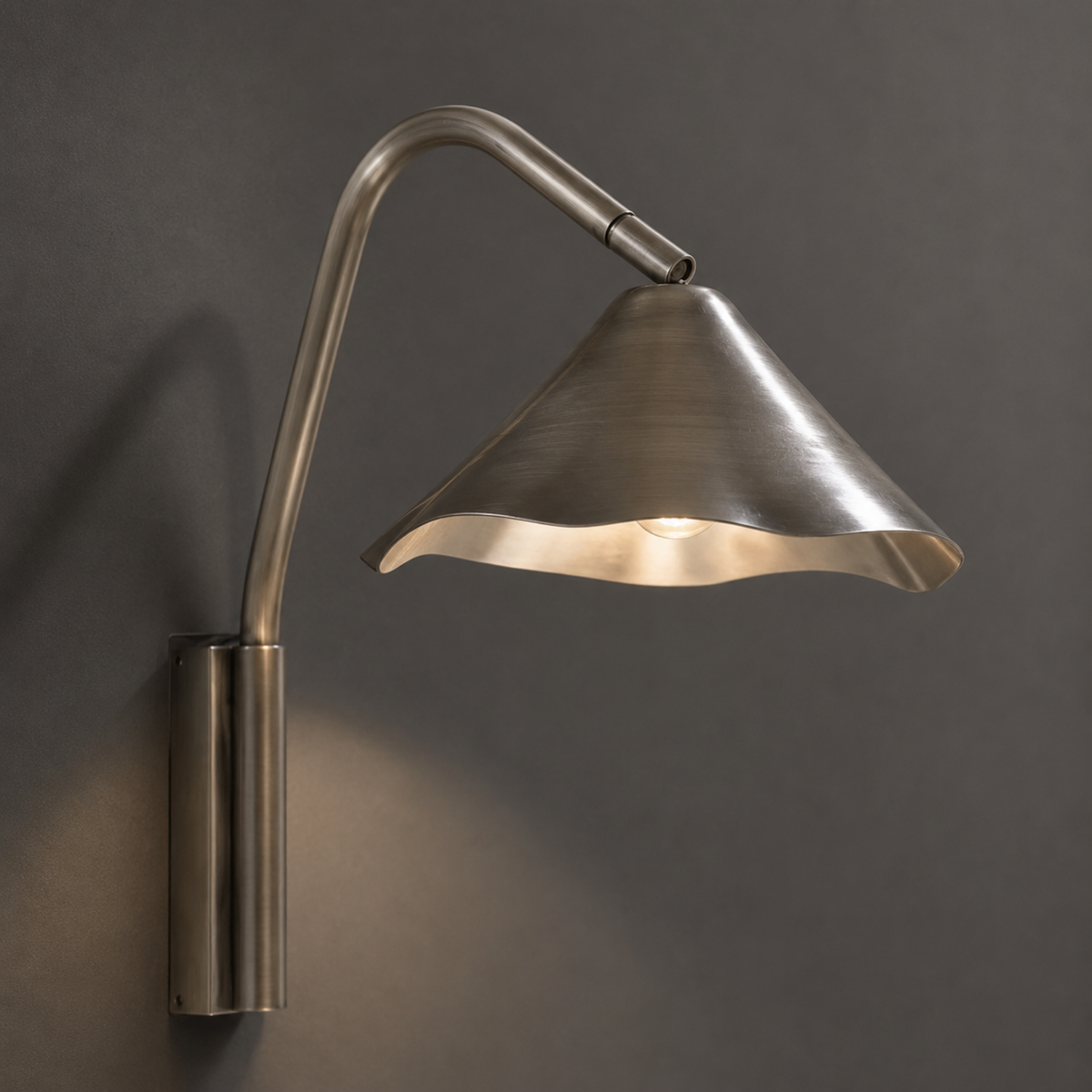 Aplique de pared Umbrisa con pantalla ondulada – vista principal