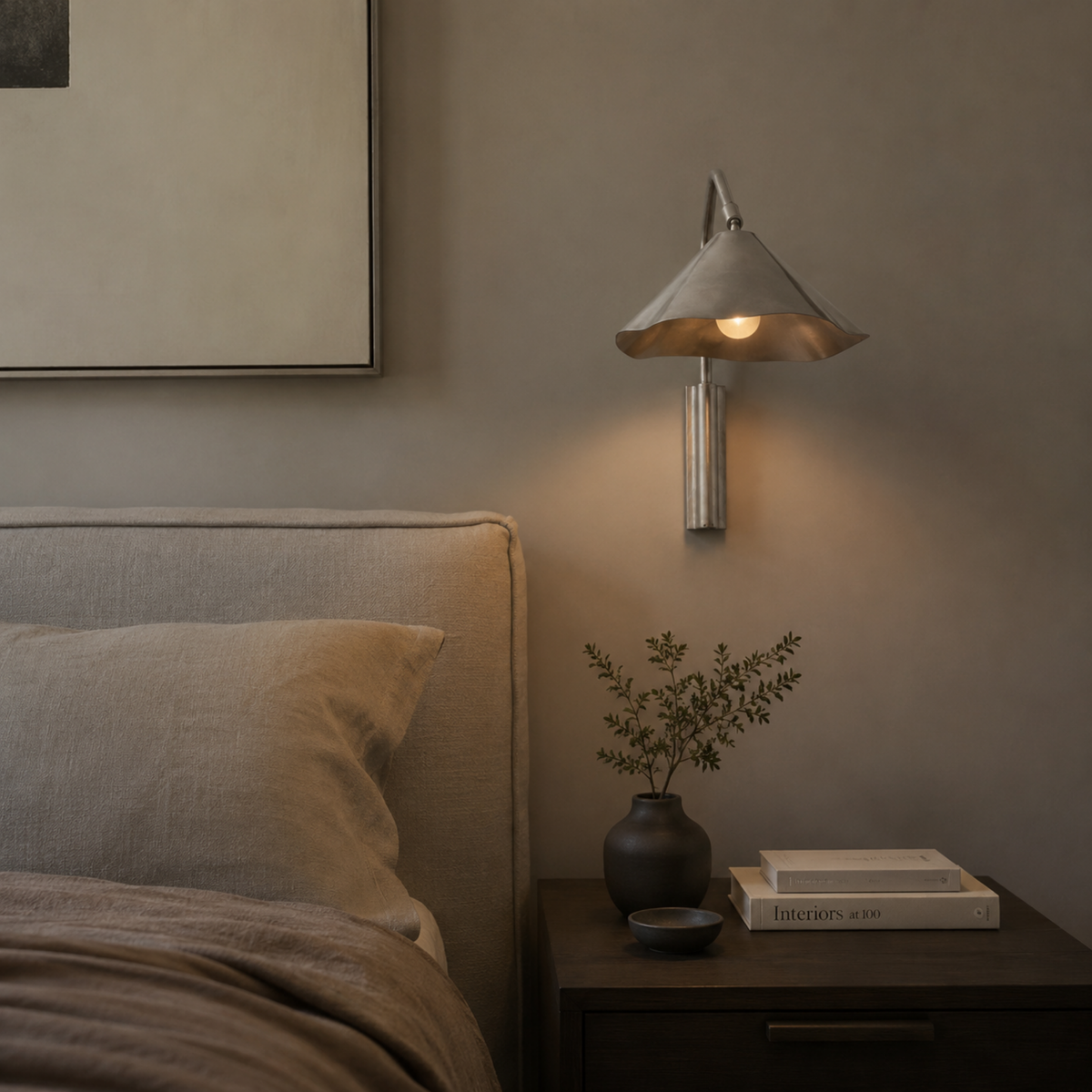 Aplique de pared Umbrisa con pantalla ondulada – sobre la mesita de noche