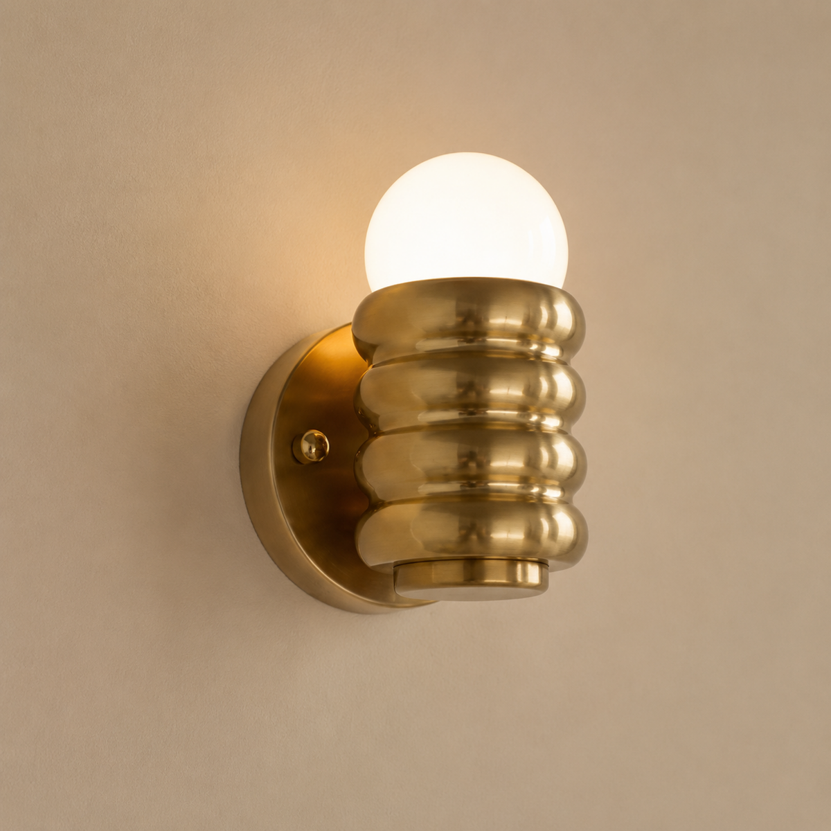 Aplique de pared acanalado Zirola – cuerpo dorado de frente