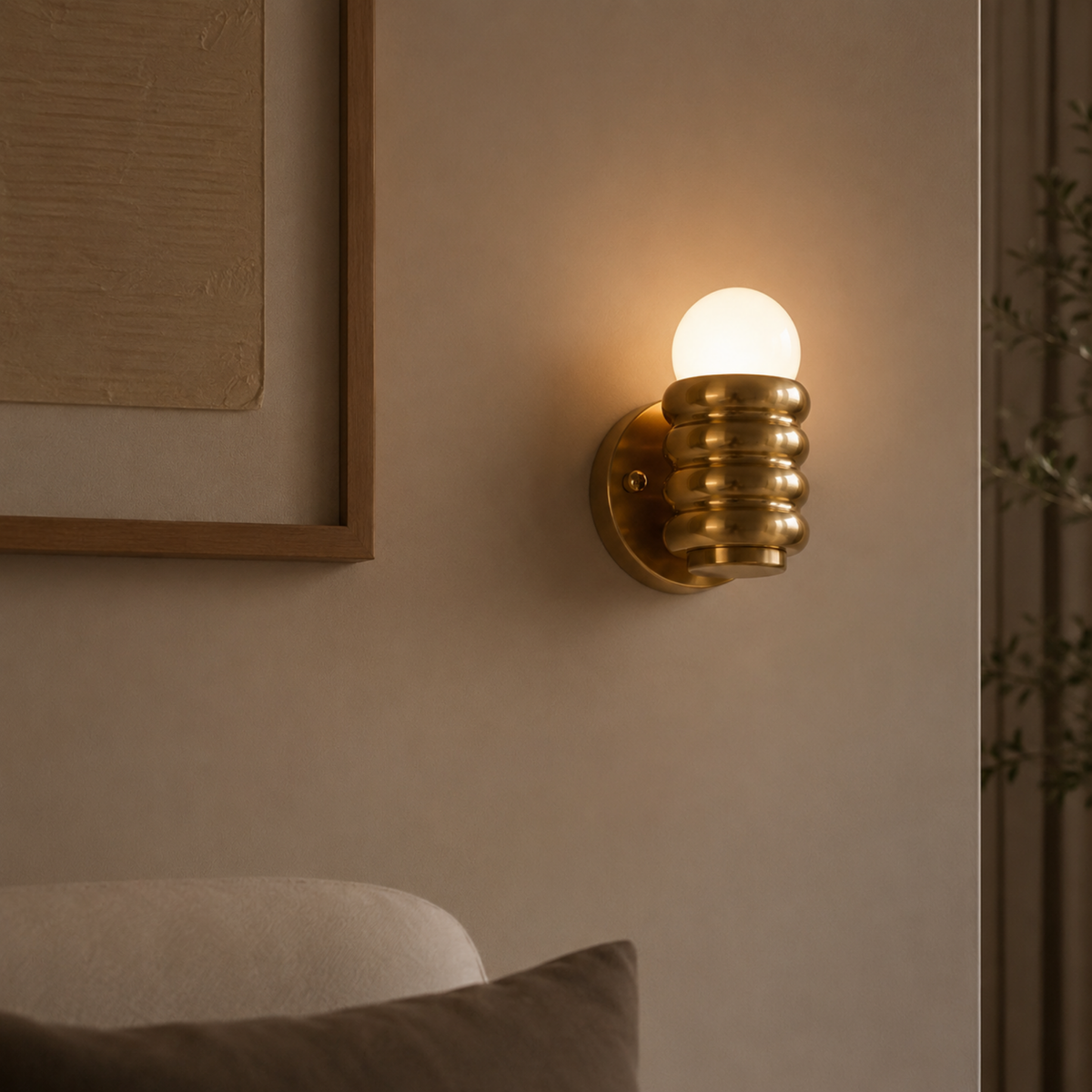 Aplique de pared acanalado Zirola – aplique dorado en un salón