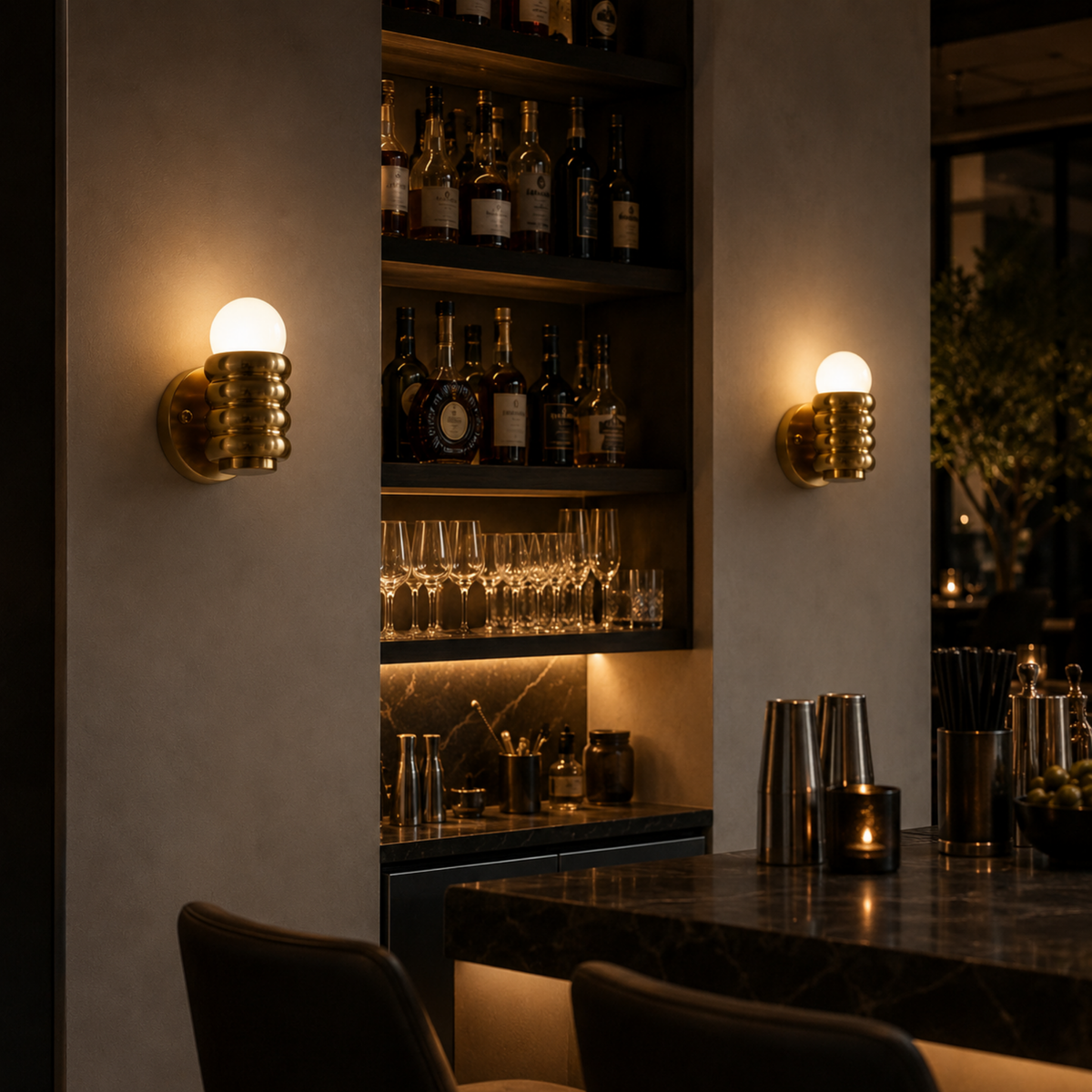 Aplique de pared acanalado Zirola – pareja de apliques dorados en un bar en casa
