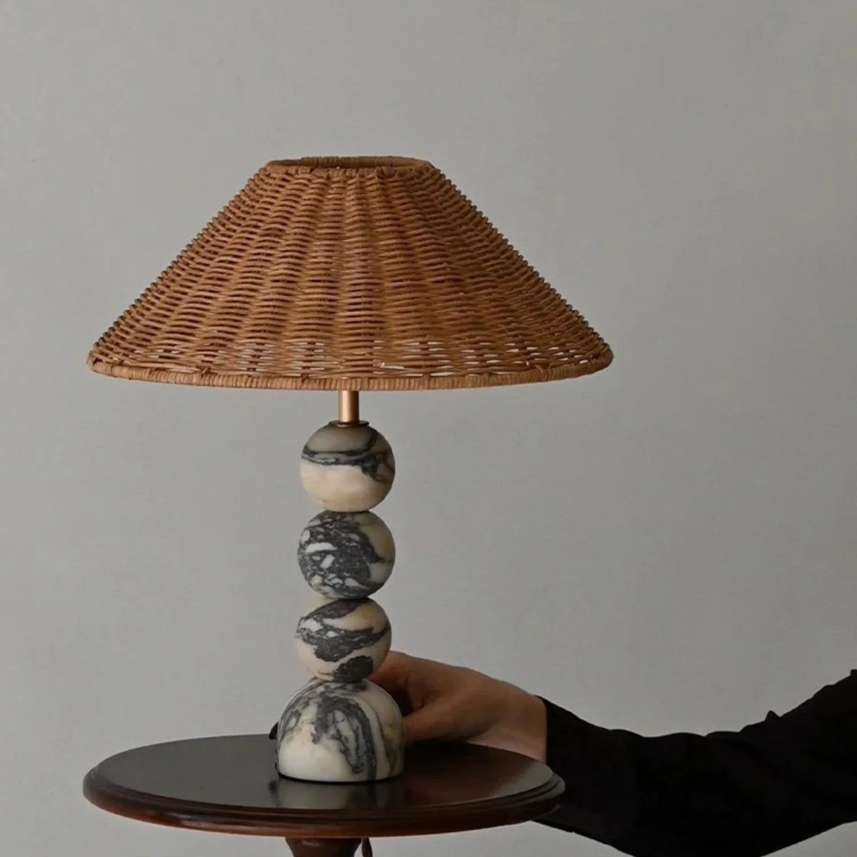 Lámpara de mesa de mármol y ratán Lebrisa en un salón de estilo nórdico – imagen 3