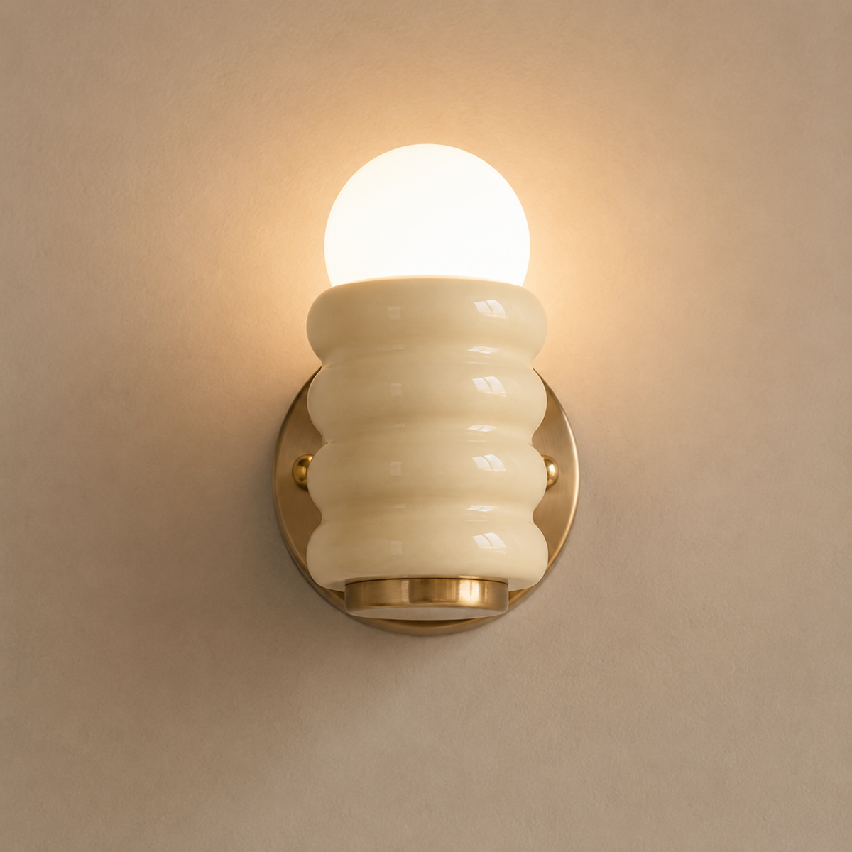Aplique de pared acanalado Zirola – cuerpo crema de frente
