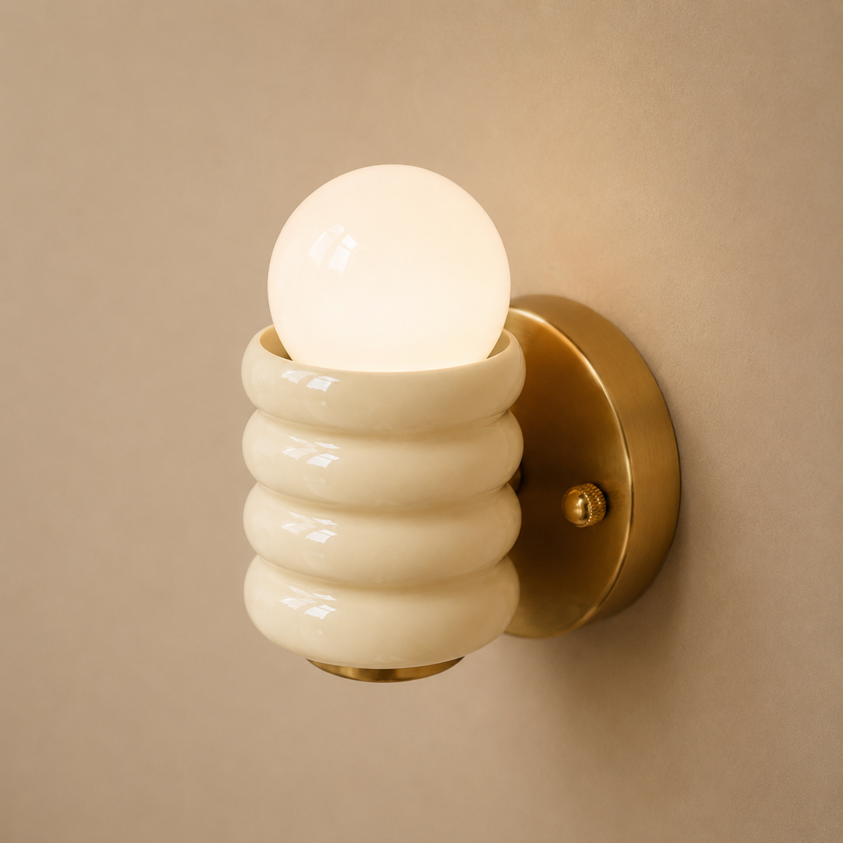 Aplique de pared acanalado Zirola – cuerpo crema de perfil