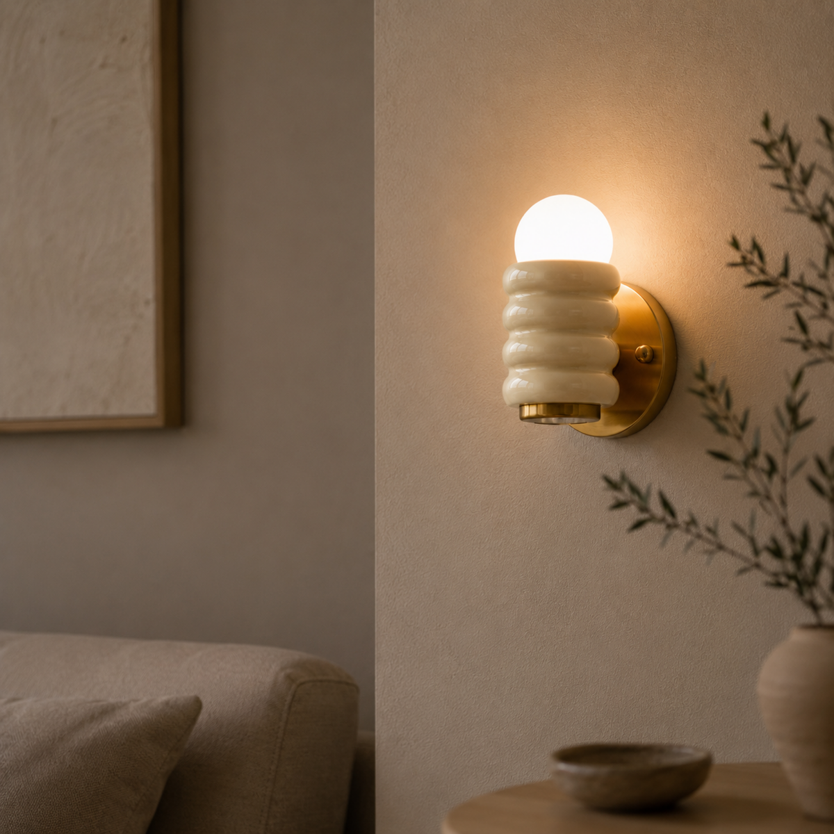 Aplique de pared acanalado Zirola – aplique crema sobre una mesita