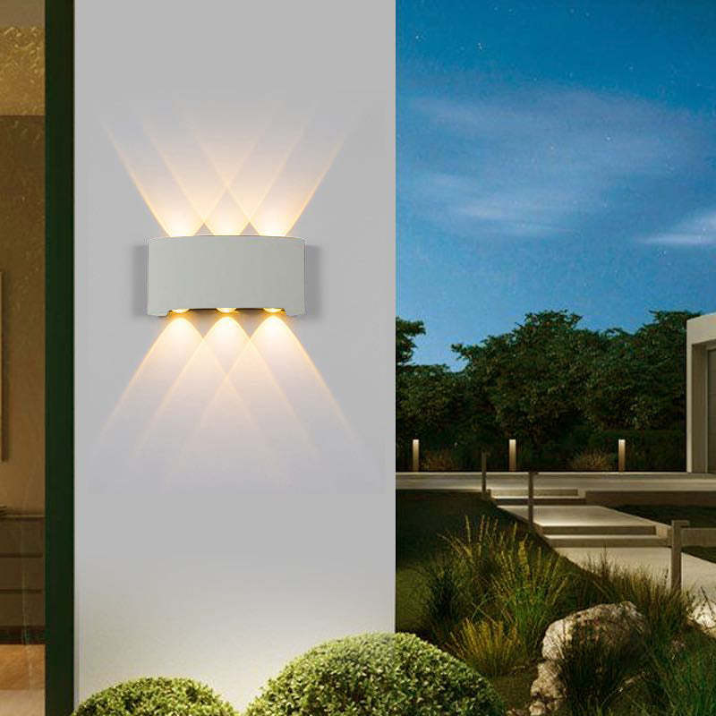 Aplique de pared LED arriba y abajo Fulgara en una fachada iluminada – imagen 8