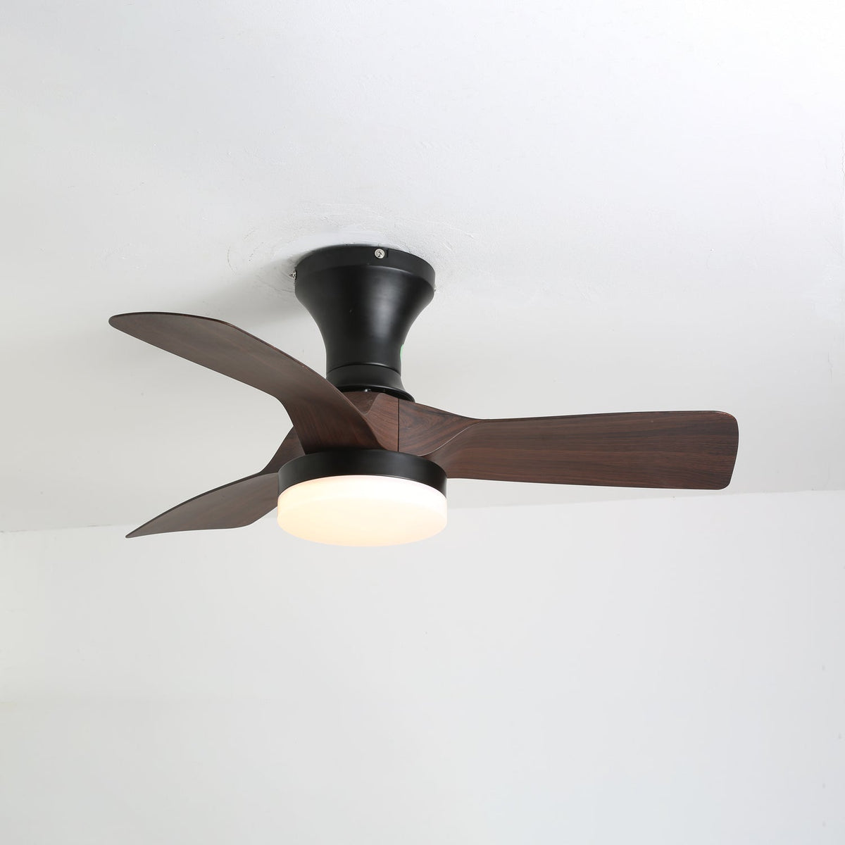 Ventilador de techo con luz Soplillo en un dormitorio pequeño – imagen 4