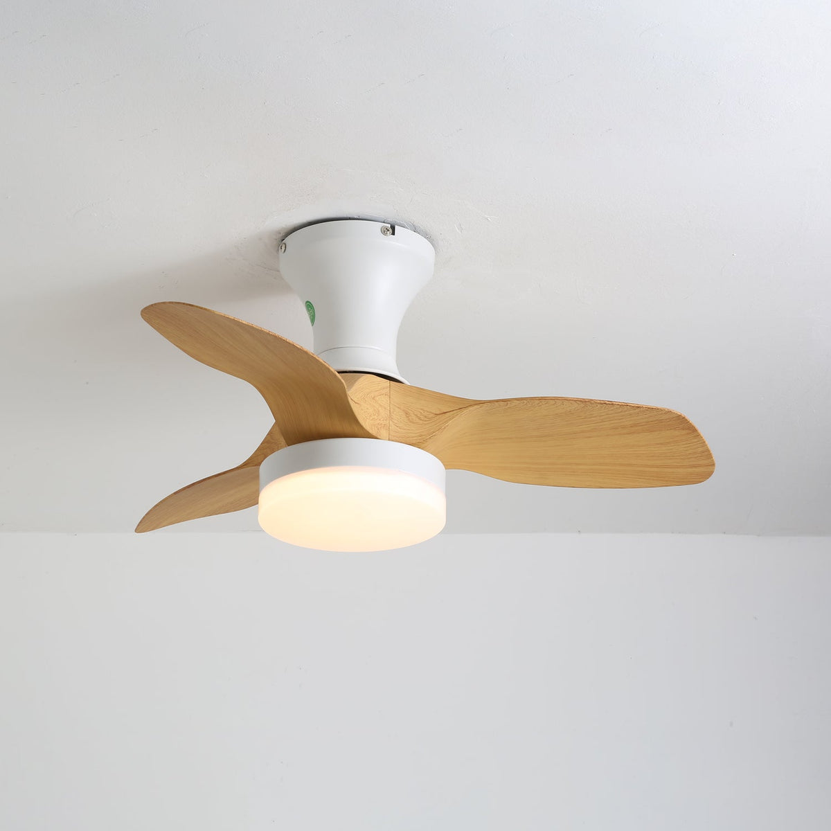 Ventilador de techo con luz Soplillo en un dormitorio pequeño – imagen 3
