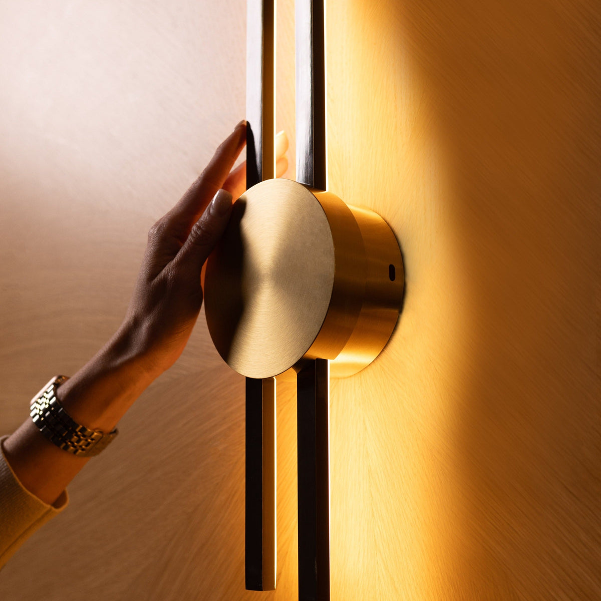 Aplique de pared LED minimalista Elipsa en un salón moderno – imagen 10