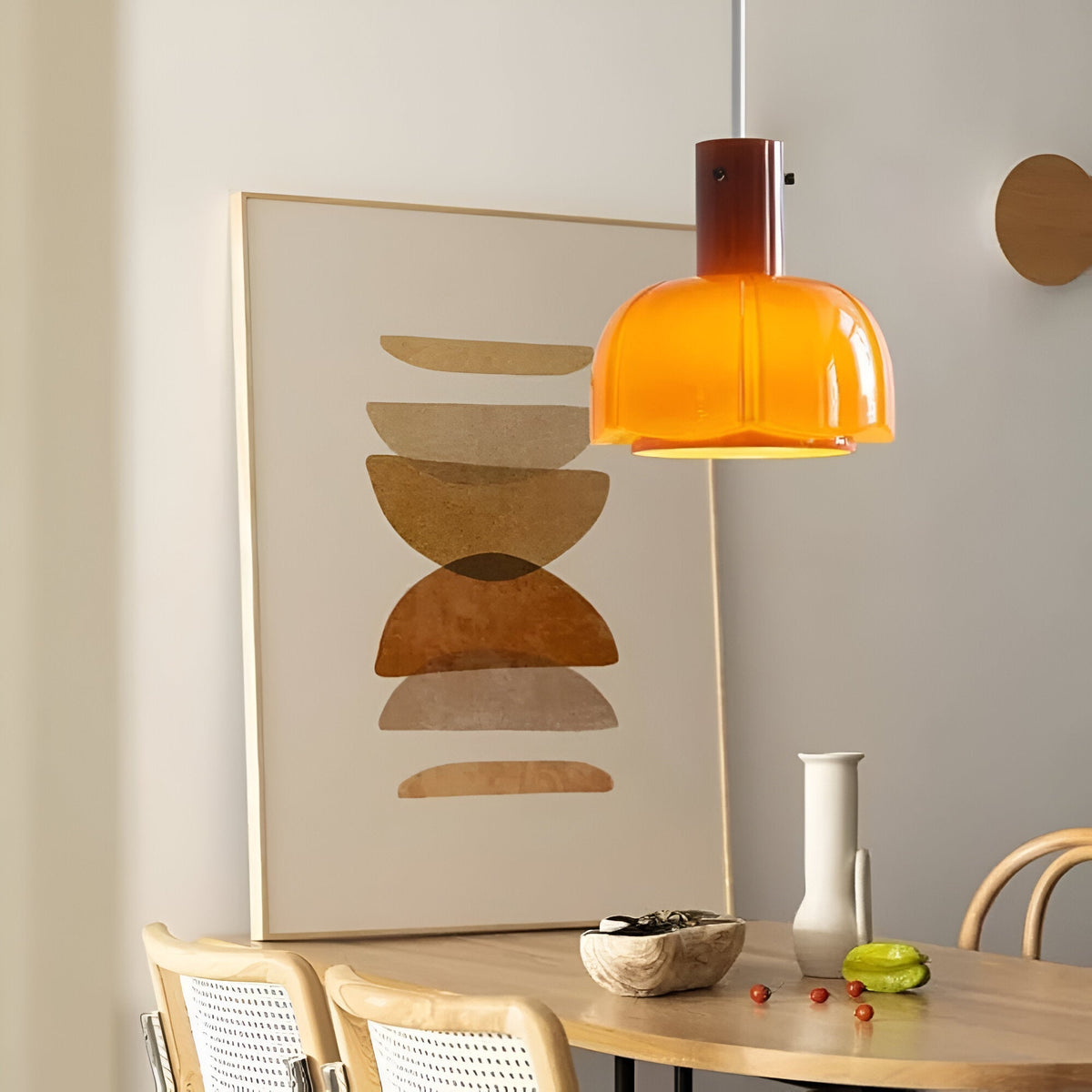 Lámpara colgante de cristal en forma de flor Amapela sobre una mesa de comedor – imagen 9