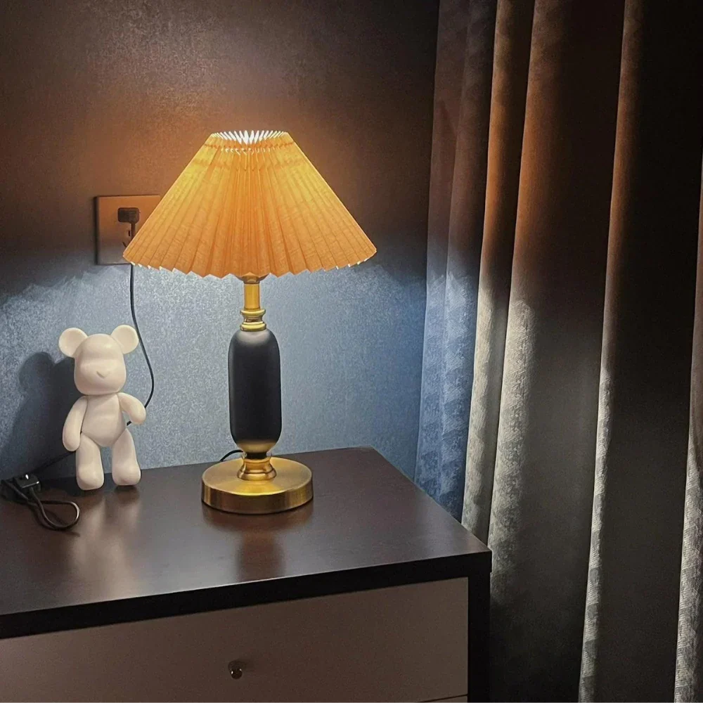 Lámpara de mesa plisada Hebrina en un salón acogedor – imagen 6