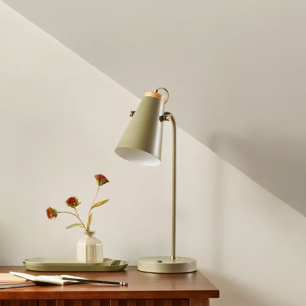 Lámpara de escritorio orientable Belisa sobre una mesa de madera – imagen 5