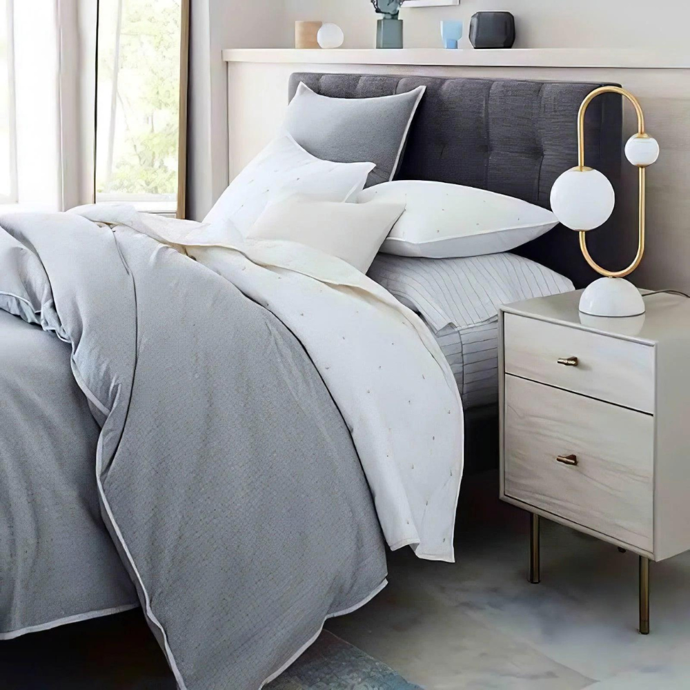 Lámpara de mesa Jeluna con aro dorado y globos de vidrio – sobre la mesilla del dormitorio