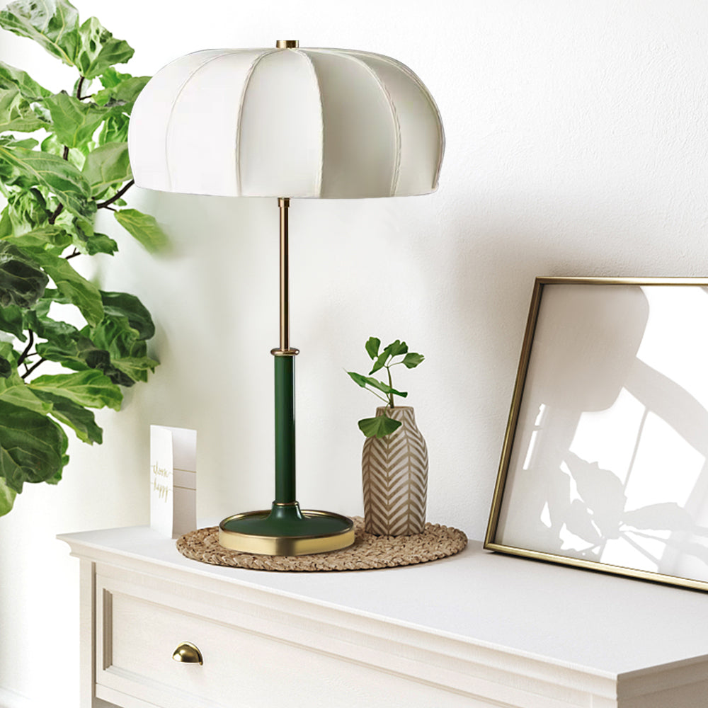 Lámpara de mesa mid century Lomadia en un dormitorio sereno – imagen 3