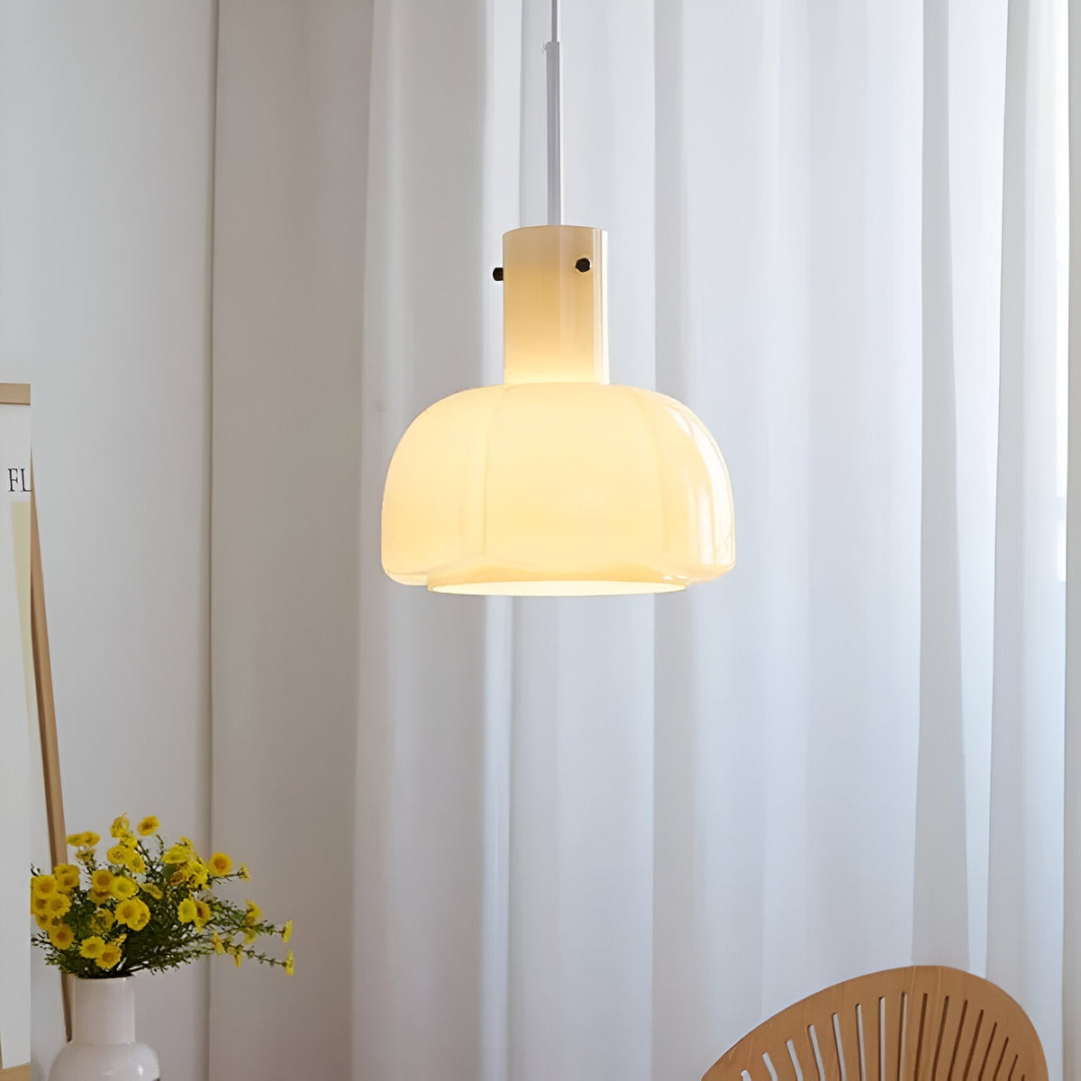 Lámpara colgante de cristal en forma de flor Amapela sobre una mesa de comedor – imagen 10