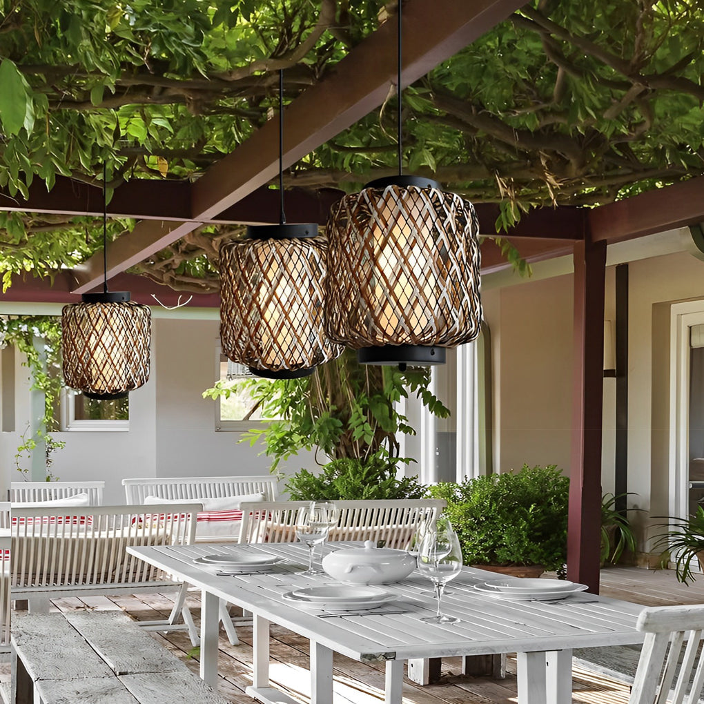 Lámpara colgante de exterior Omela en una terraza cubierta – imagen 6