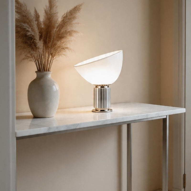 Lámpara de mesa orientable Velisca – plata sobre una consola de mármol
