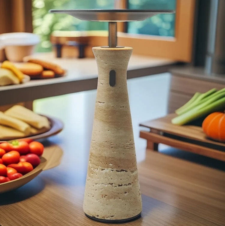 Lámpara de mesa inalámbrica Travela de travertino – en una mesa de cocina