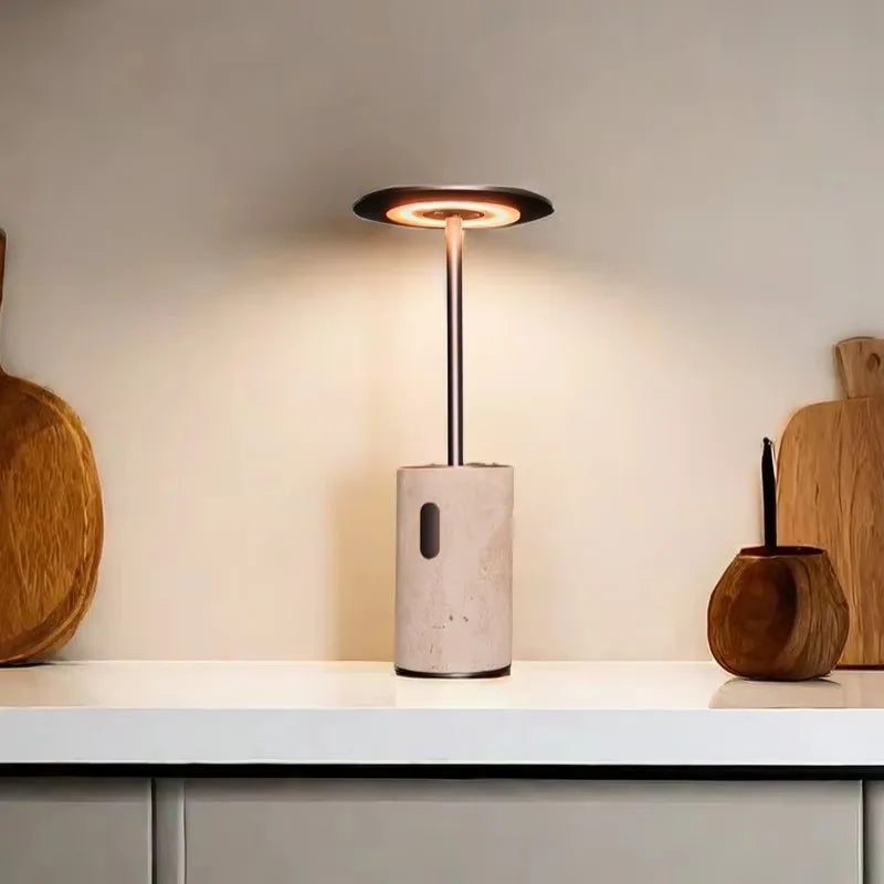 Lámpara de mesa inalámbrica de travertino Tufela en un salón cálido – imagen 3