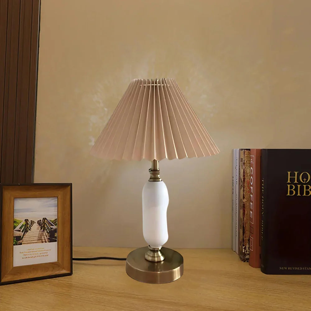 Lámpara de mesa plisada Hebrina en un salón acogedor – imagen 11