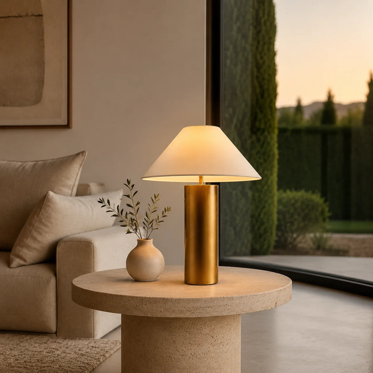 Lámpara de mesa dorada Dorasol en un salón luminoso – imagen 6