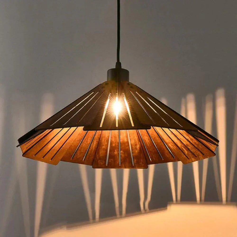 Lámpara colgante de madera Bardela – encendida, sombras de las lamas en la pared