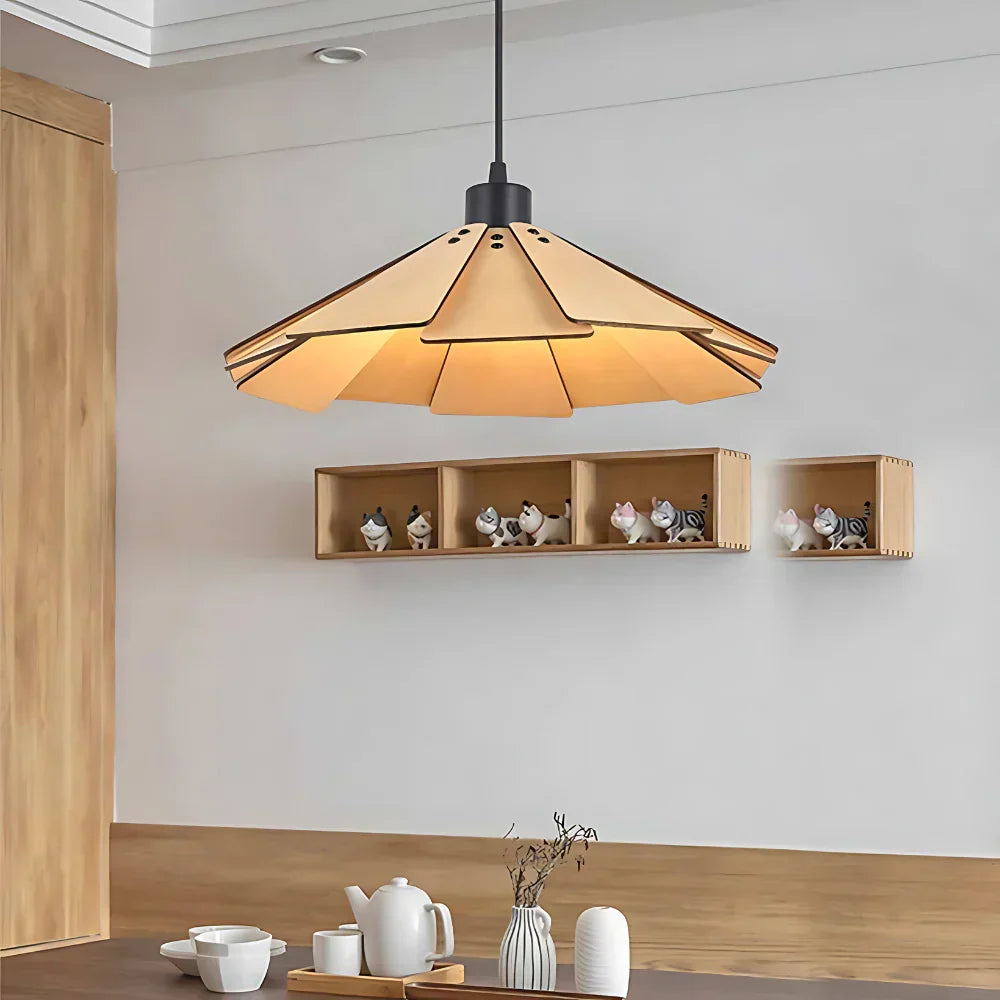 Lámpara colgante de madera Bardela – beige arena junto a una estantería