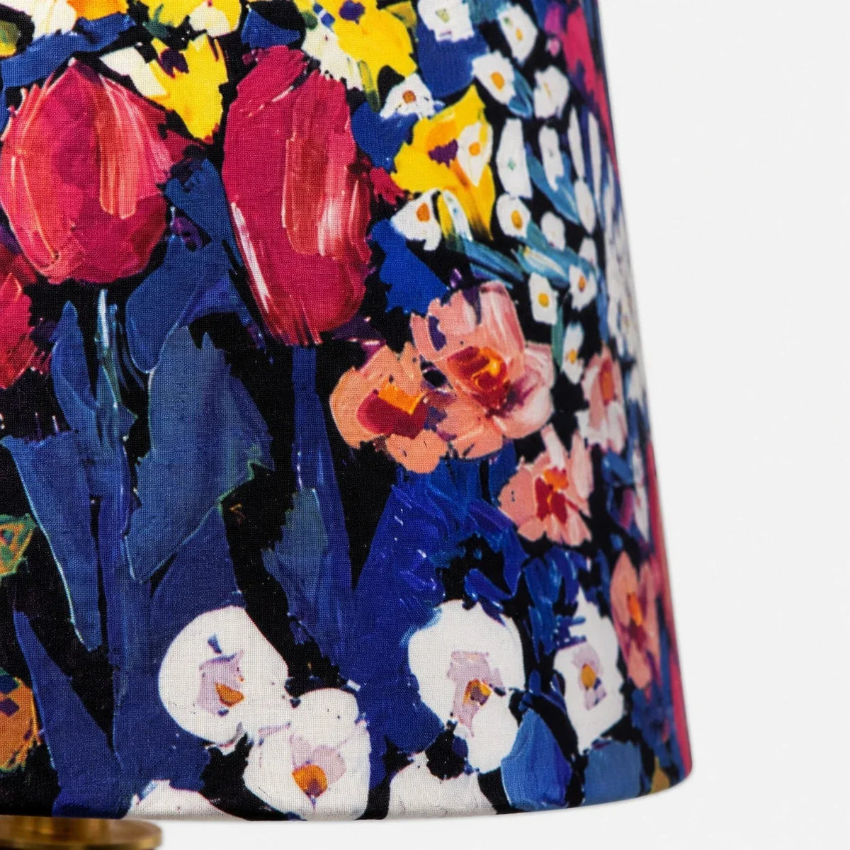 Lámpara de mesa de cerámica Vergela – detalle de la pantalla floral azul