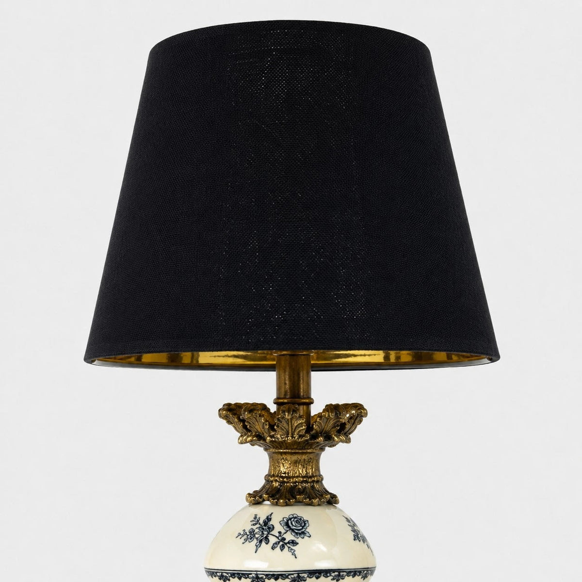 Lámpara de mesa de cerámica Sevrina – detalle de la pantalla negra con interior dorado