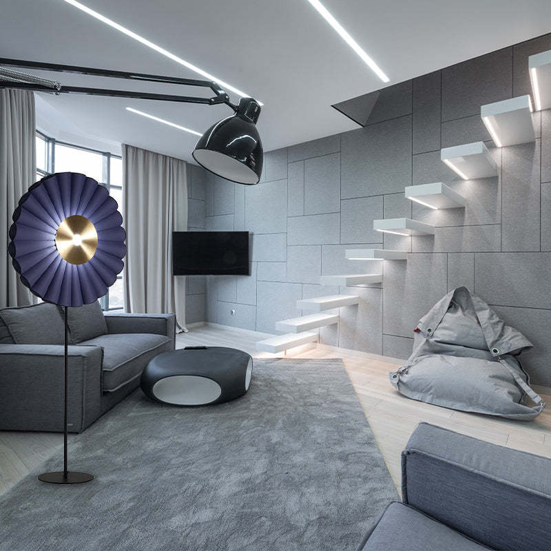 Lámpara de pie LED con disco plisado Zirena – azul en un salón con escalera
