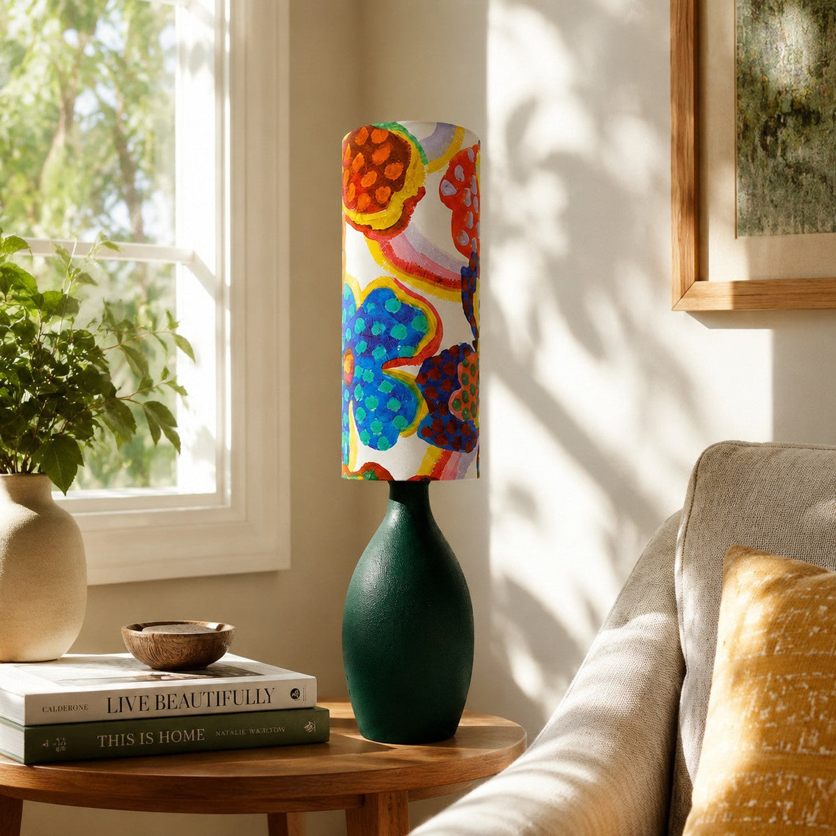 Lámpara de mesa de cerámica Zinara – con pantalla multicolor en un salón luminoso
