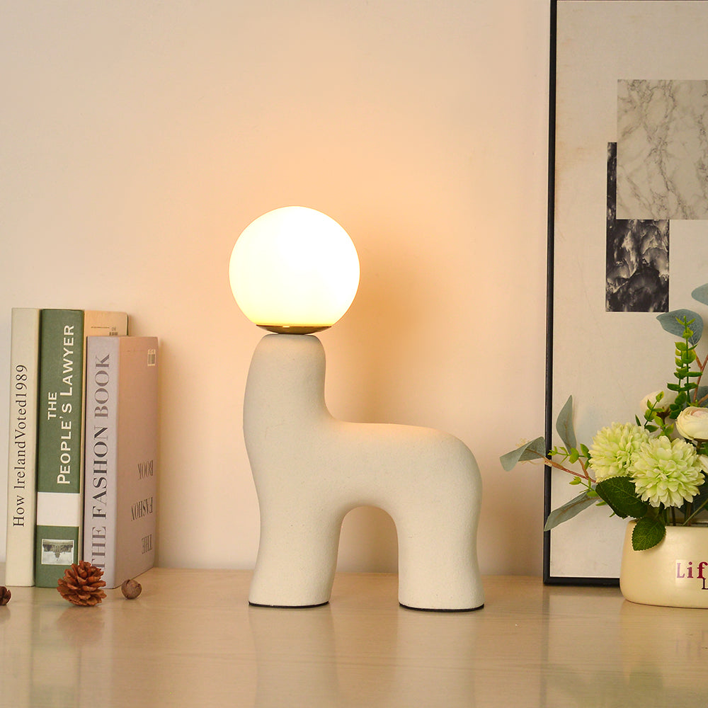 Lámpara de mesa con forma de poni Majaca sobre una cómoda junto a unos libros – imagen 4