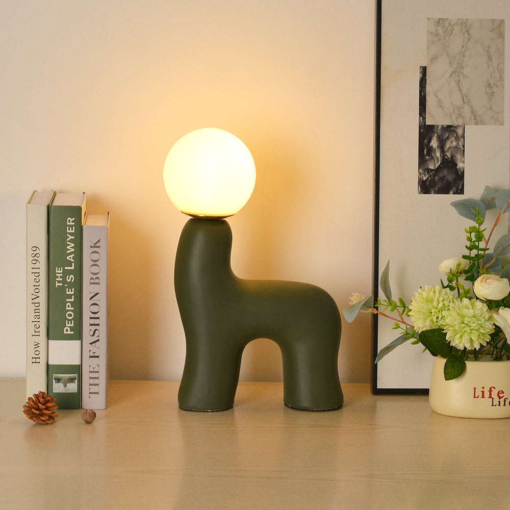 Lámpara de mesa con forma de poni Majaca sobre una cómoda junto a unos libros – imagen 7