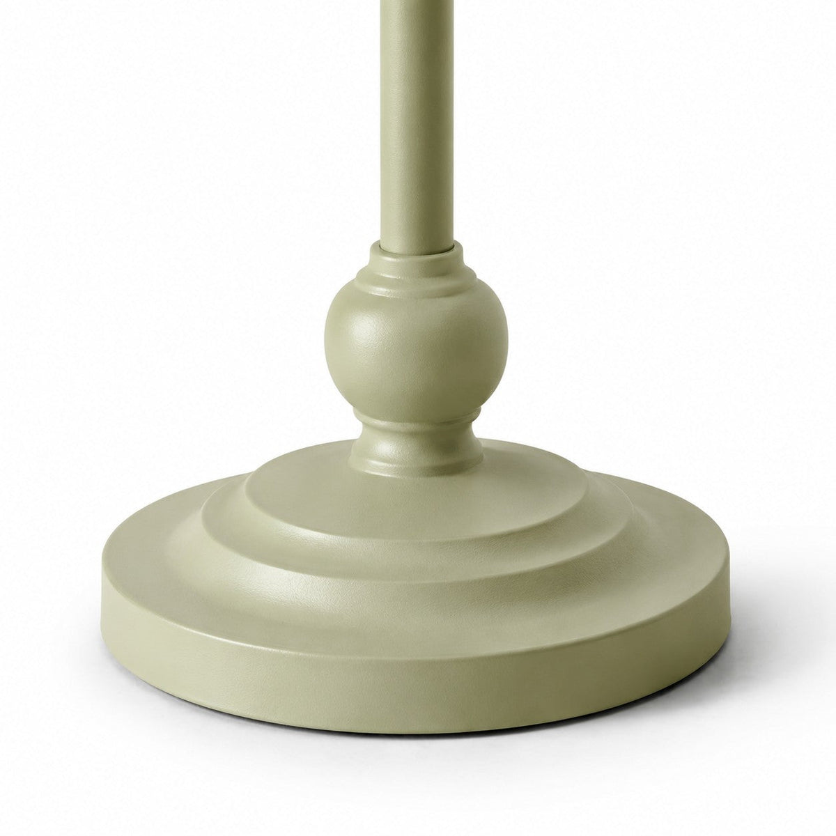 Lámpara de pie Rosmira con brazo curvo – detalle de la base escalonada verde salvia