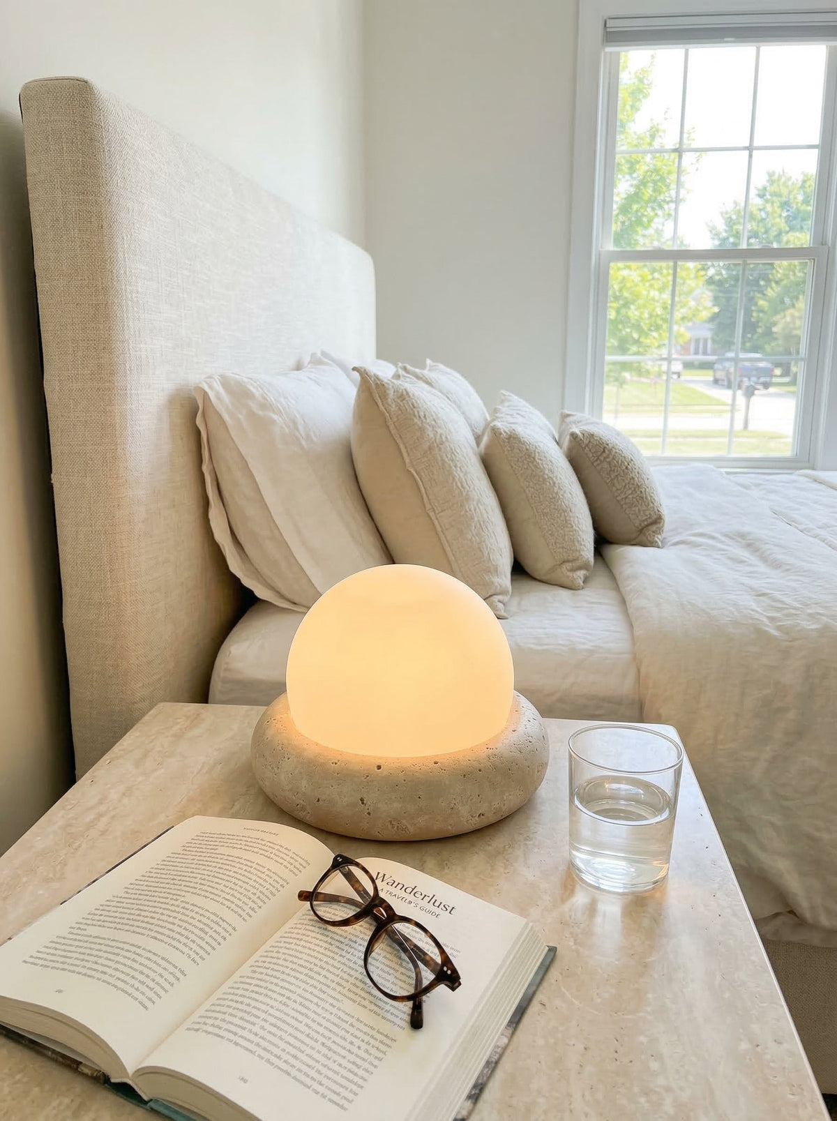 Lámpara de mesa de travertino Ocrina – encendida junto a la cama