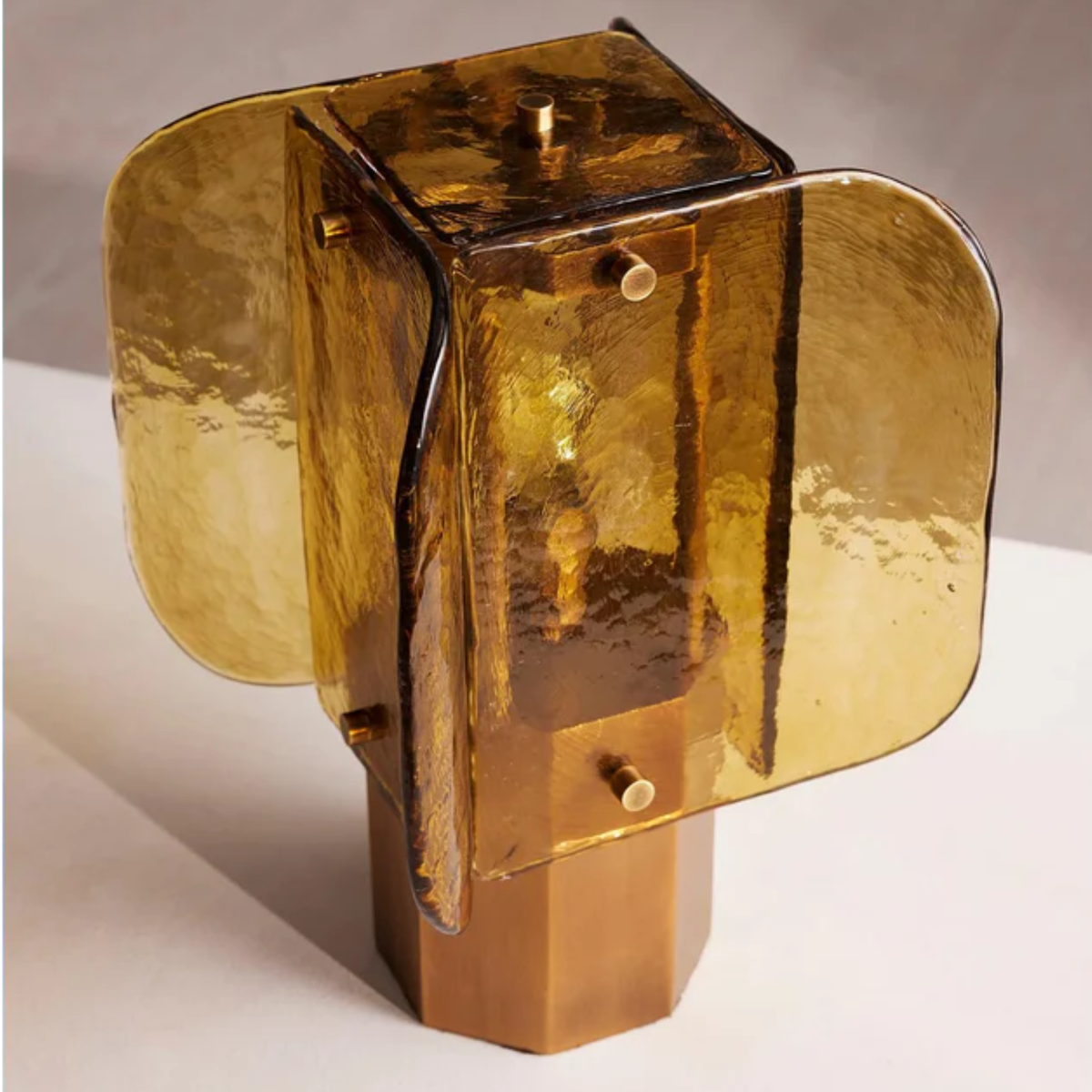 Lámpara de mesa de cristal ámbar Hialina – vista lateral de los paneles curvos