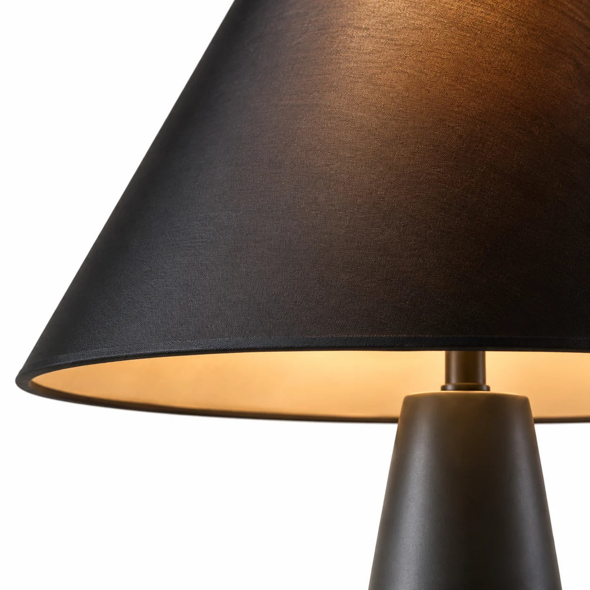 Lámpara de mesa minimalista Cenara en un salón acogedor – imagen 15