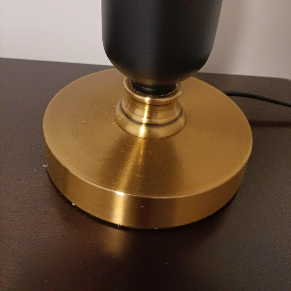 Lámpara de mesa plisada Hebrina – detalle de la base dorada
