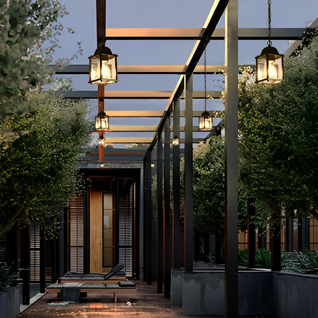 Farol colgante de exterior Ofaro – colgando de una pérgola