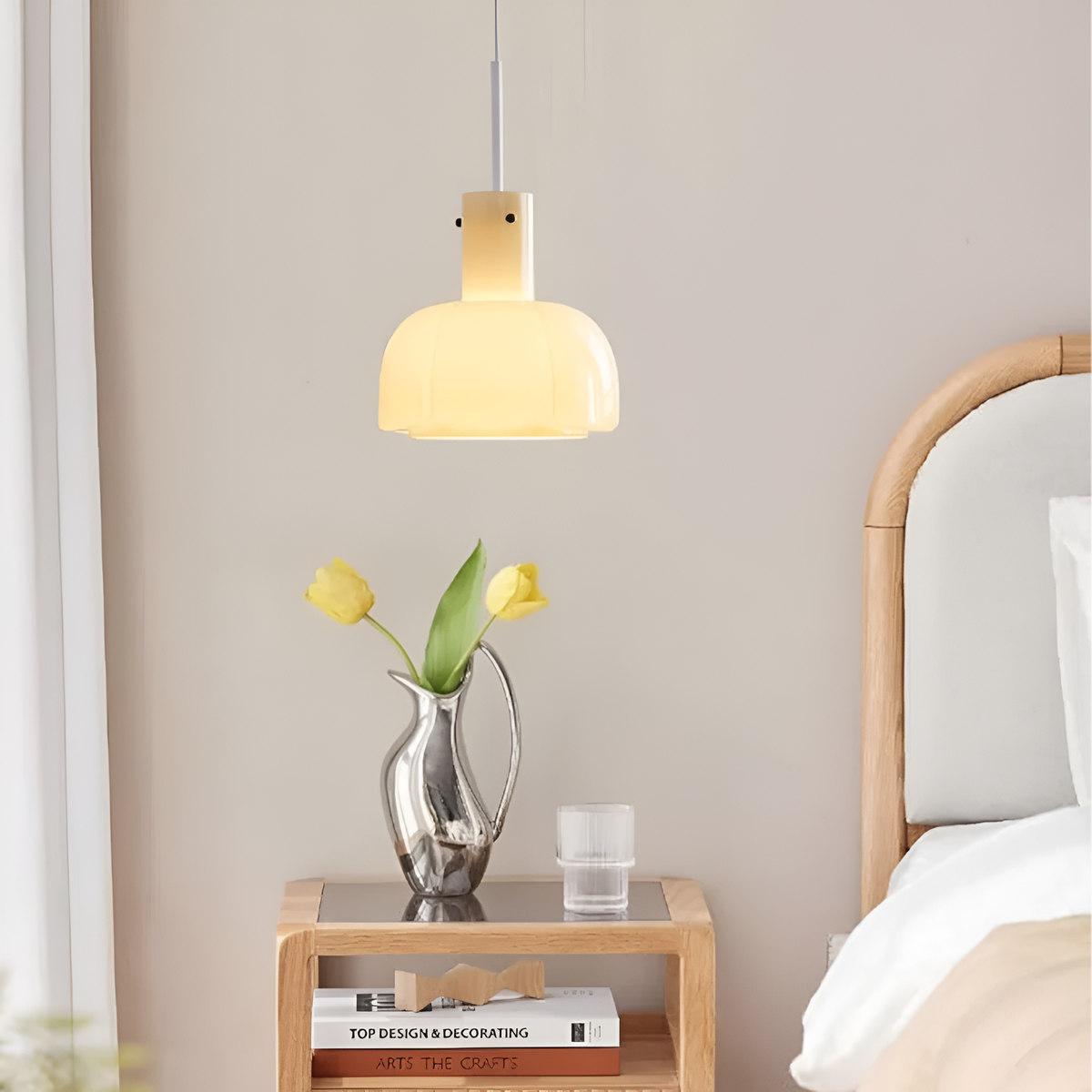 Lámpara colgante de cristal en forma de flor Amapela sobre una mesa de comedor – imagen 12