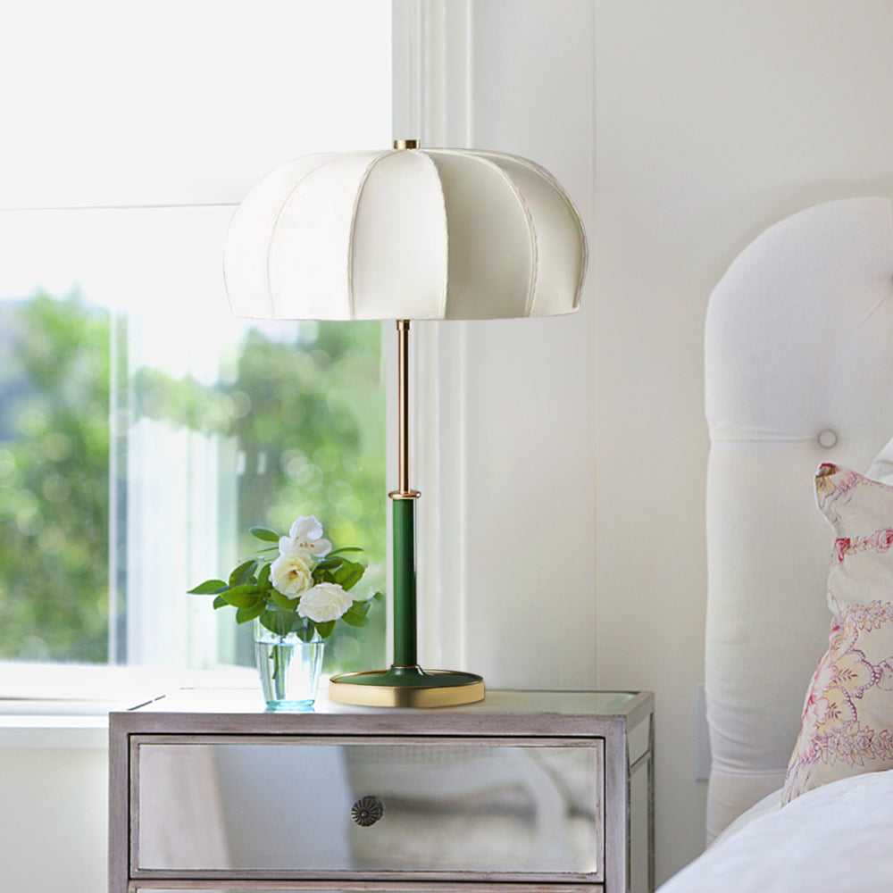 Lámpara de mesa mid century Lomadia en un dormitorio sereno – imagen 4