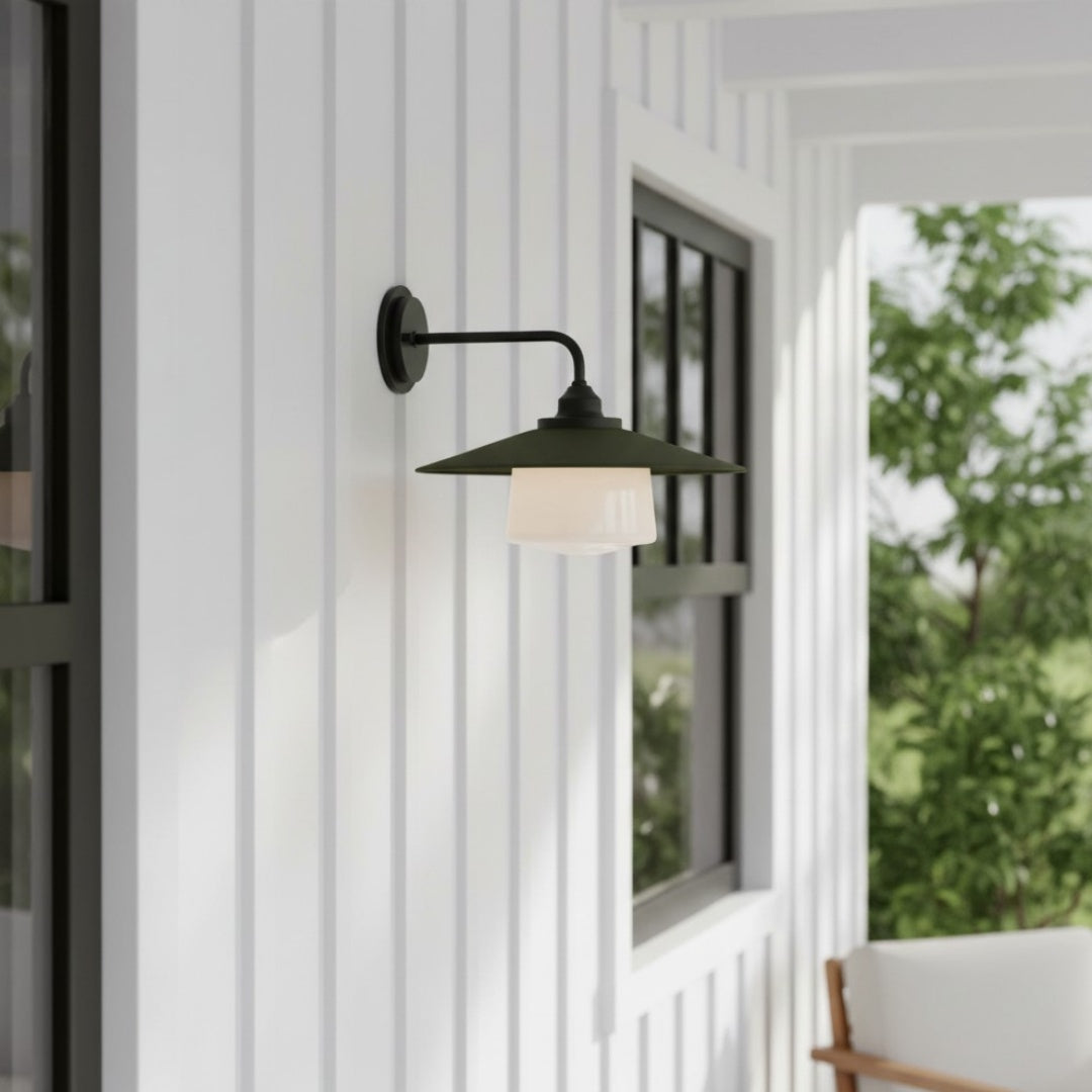 Aplique de pared exterior Idena en una fachada de madera blanca – imagen 18