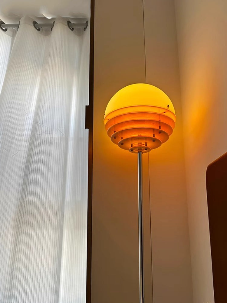 Lámpara de pie Bauhaus Tuneva – encendida con luz cálida
