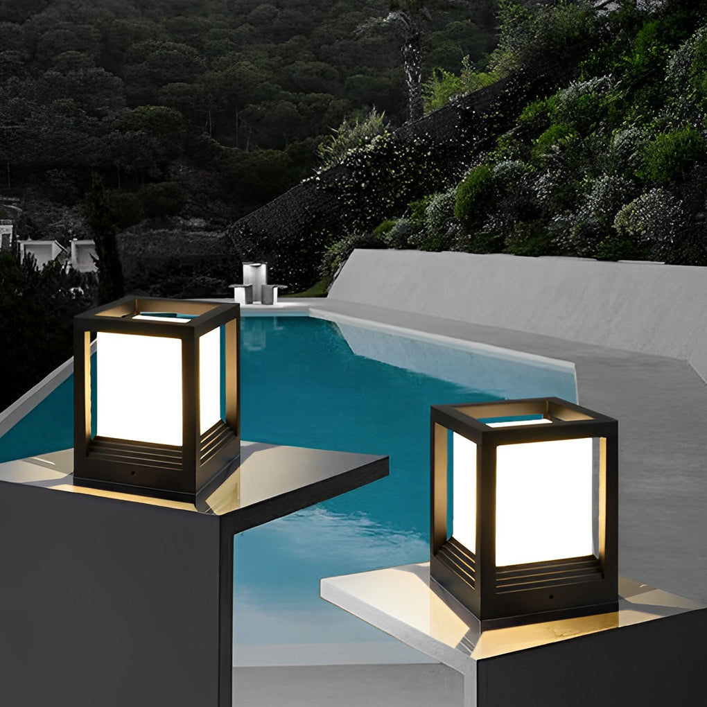 Farol de pilar exterior Kodina cubo – junto a una piscina