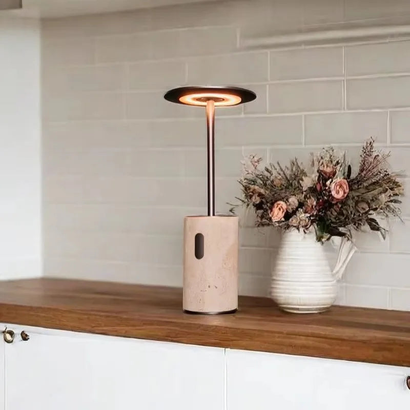 Lámpara de mesa inalámbrica de travertino Tufela en un salón cálido – imagen 4