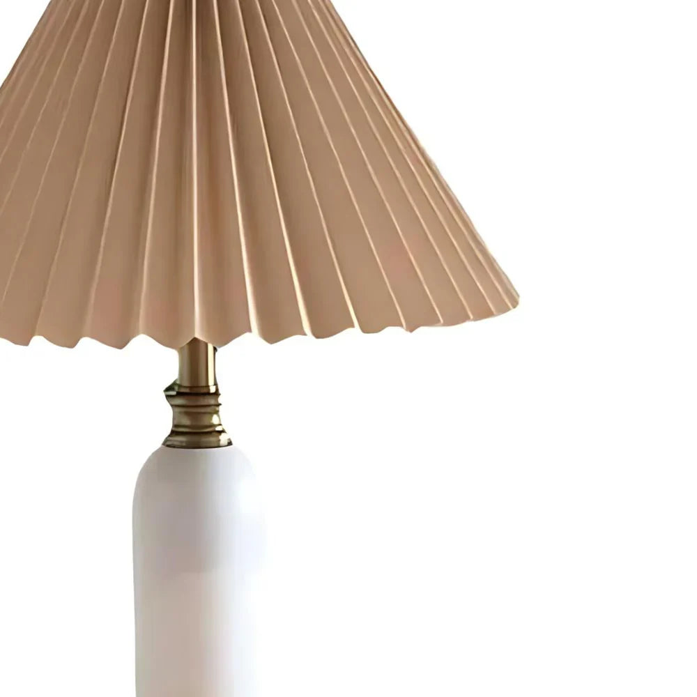 Lámpara de mesa plisada Hebrina en un salón acogedor – imagen 12